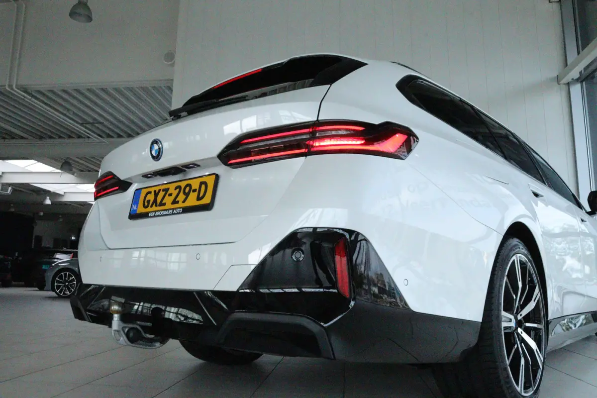 530e M-Sport Pro | SoH 96% | Adapt. Cruise | Carbon | Harman & Kardon | Pano | Trekhaak | Stoelventilatie | Memory | Camera | Carplay | Navi | LED | 20 Inch