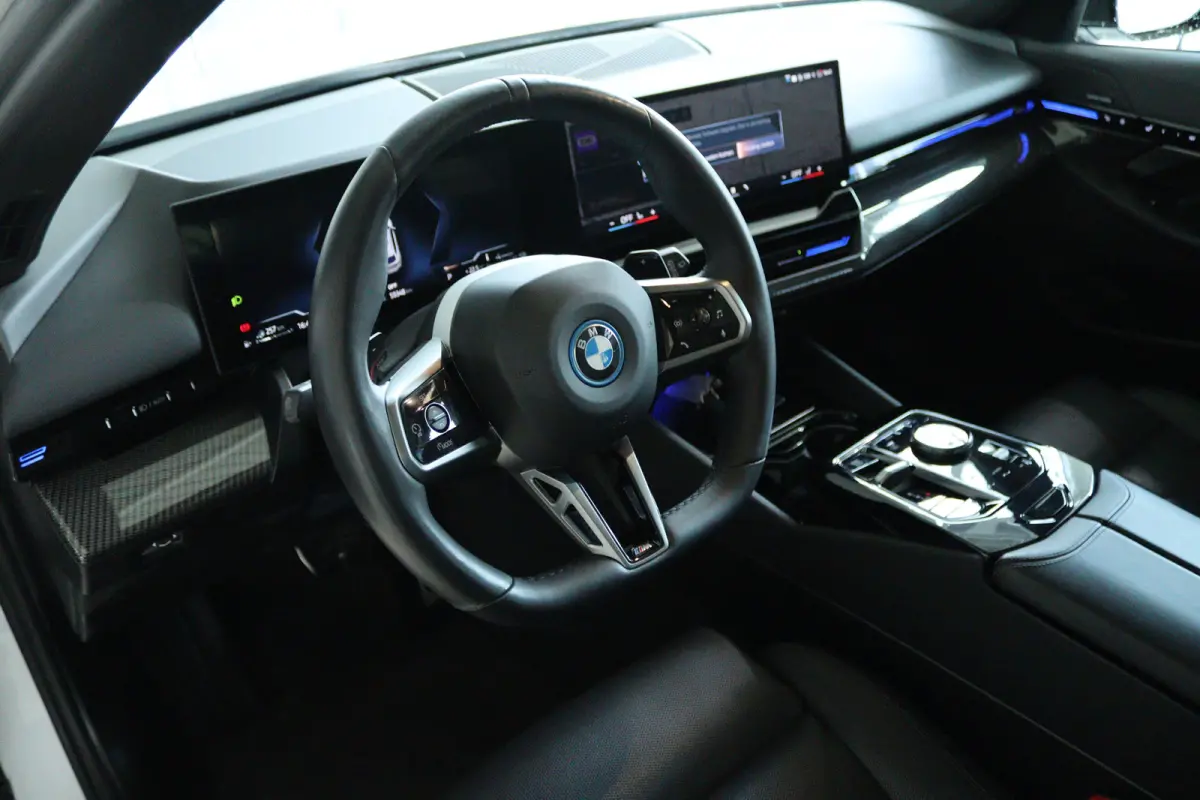 530e M-Sport Pro | SoH 96% | Adapt. Cruise | Carbon | Harman & Kardon | Pano | Trekhaak | Stoelventilatie | Memory | Camera | Carplay | Navi | LED | 20 Inch