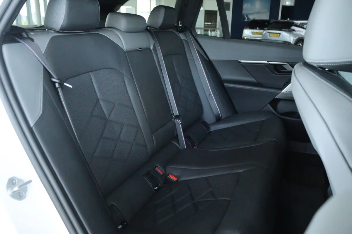 530e M-Sport Pro | SoH 96% | Adapt. Cruise | Carbon | Harman & Kardon | Pano | Trekhaak | Stoelventilatie | Memory | Camera | Carplay | Navi | LED | 20 Inch
