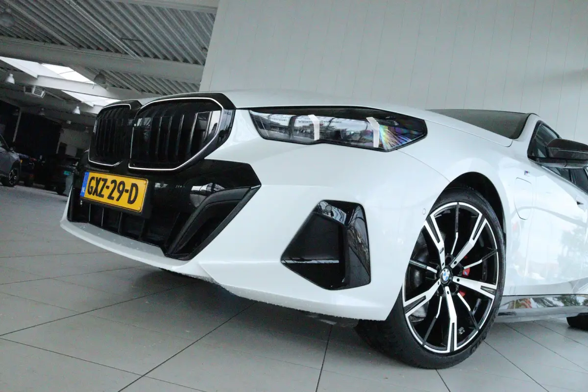 530e M-Sport Pro | SoH 96% | Adapt. Cruise | Carbon | Harman & Kardon | Pano | Trekhaak | Stoelventilatie | Memory | Camera | Carplay | Navi | LED | 20 Inch
