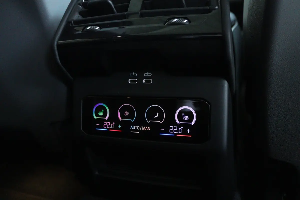 530e M-Sport Pro | SoH 96% | Adapt. Cruise | Carbon | Harman & Kardon | Pano | Trekhaak | Stoelventilatie | Memory | Camera | Carplay | Navi | LED | 20 Inch