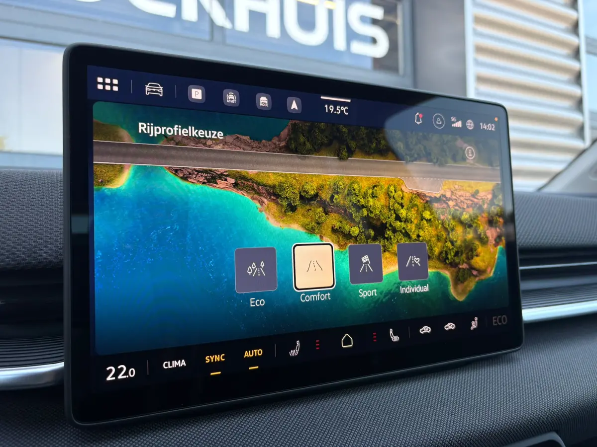 Life First Edition | Airconditioning automatisch, 2-zone (Climatronic) | Automatische afstandsregeling (Adaptive Cruise Control) | Koplampverlichting LED