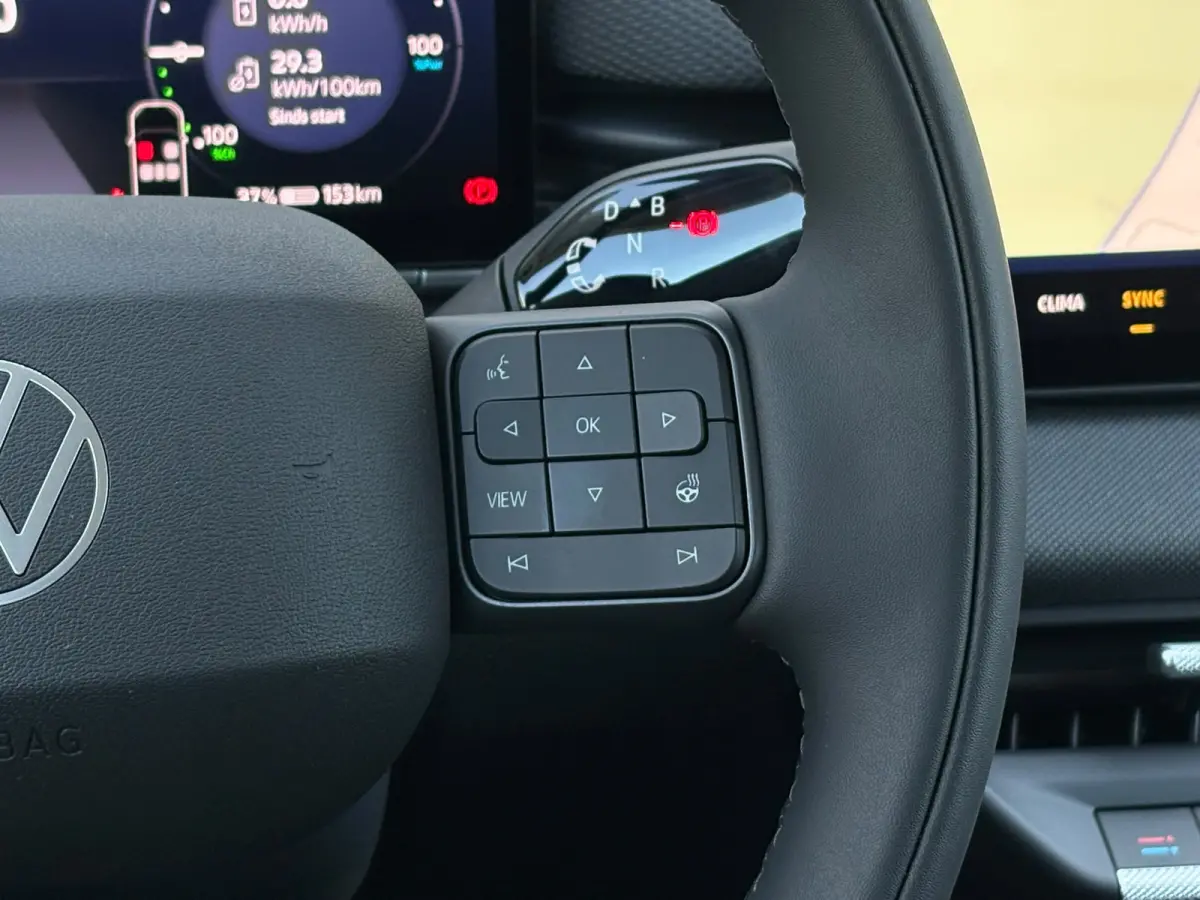 Life First Edition | Airconditioning automatisch, 2-zone (Climatronic) | Automatische afstandsregeling (Adaptive Cruise Control) | Koplampverlichting LED