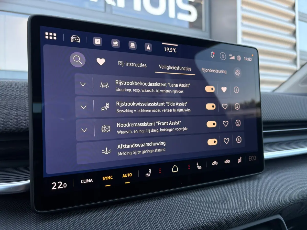 Life First Edition | Airconditioning automatisch, 2-zone (Climatronic) | Automatische afstandsregeling (Adaptive Cruise Control) | Koplampverlichting LED