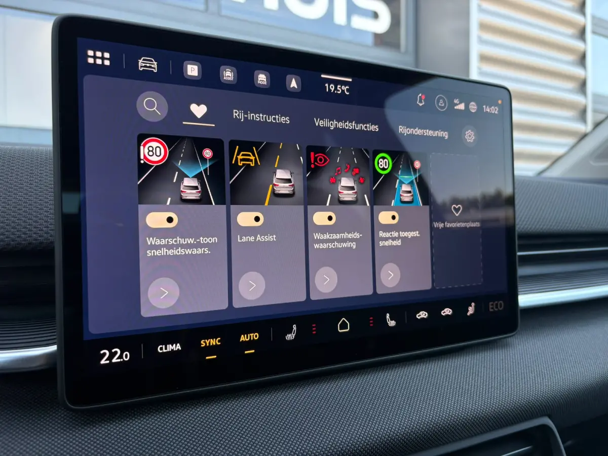 Life First Edition | Airconditioning automatisch, 2-zone (Climatronic) | Automatische afstandsregeling (Adaptive Cruise Control) | Koplampverlichting LED