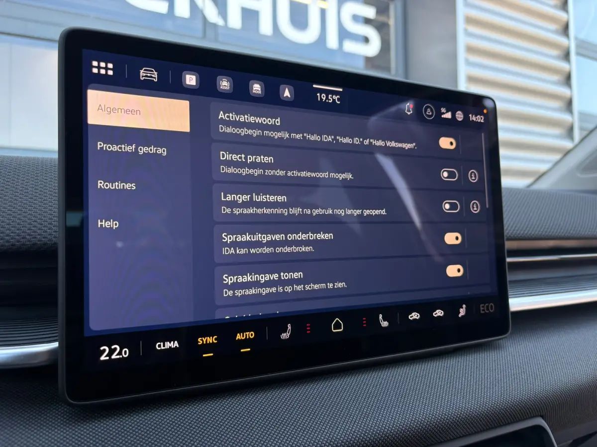 Life First Edition | Airconditioning automatisch, 2-zone (Climatronic) | Automatische afstandsregeling (Adaptive Cruise Control) | Koplampverlichting LED