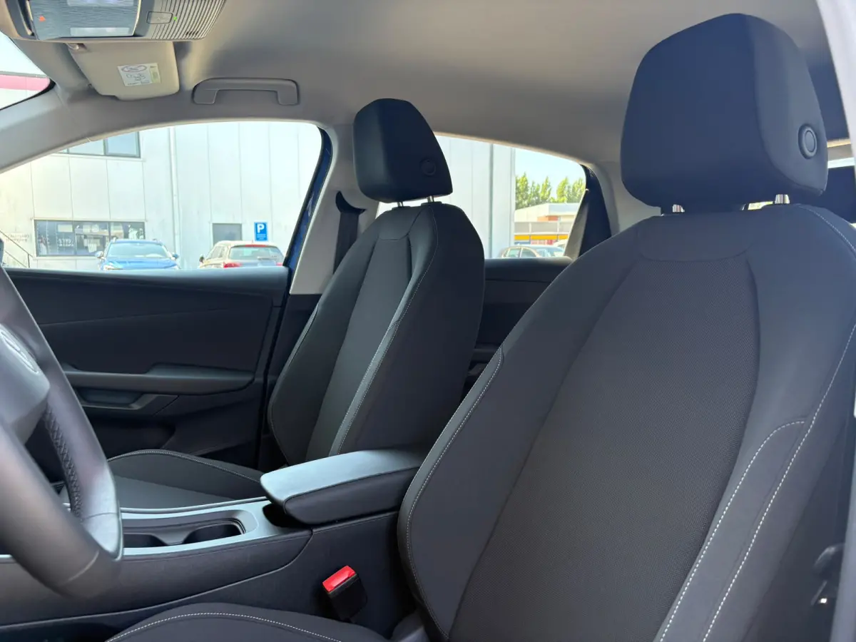 Life First Edition | Airconditioning automatisch, 2-zone (Climatronic) | Automatische afstandsregeling (Adaptive Cruise Control) | Koplampverlichting LED