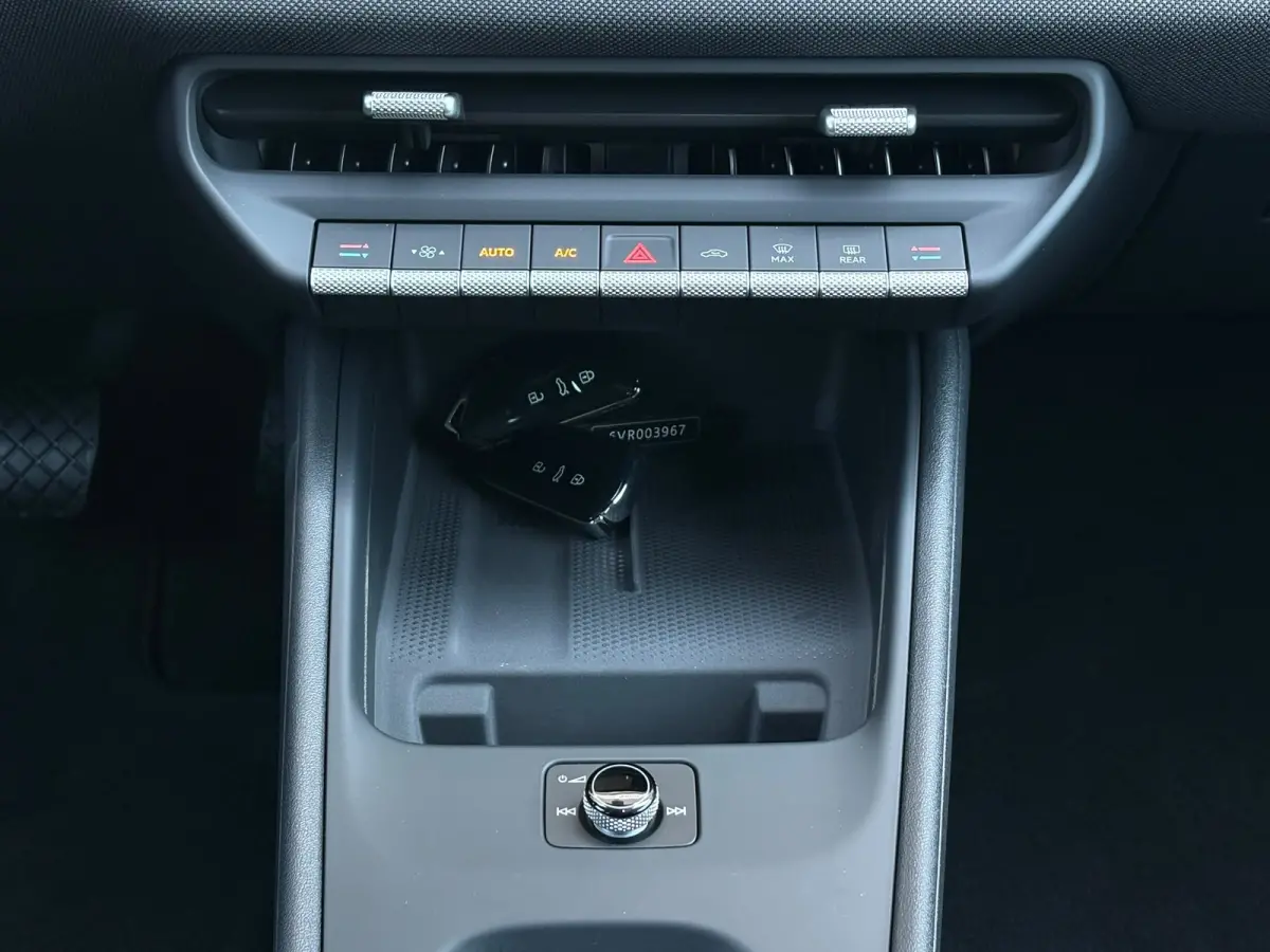 Life First Edition | Airconditioning automatisch, 2-zone (Climatronic) | Automatische afstandsregeling (Adaptive Cruise Control) | Koplampverlichting LED