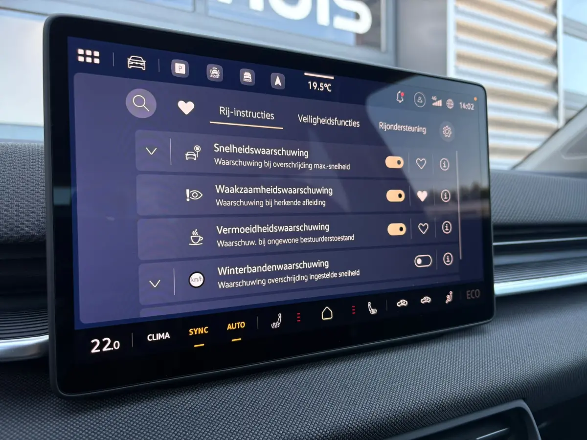 Life First Edition | Airconditioning automatisch, 2-zone (Climatronic) | Automatische afstandsregeling (Adaptive Cruise Control) | Koplampverlichting LED