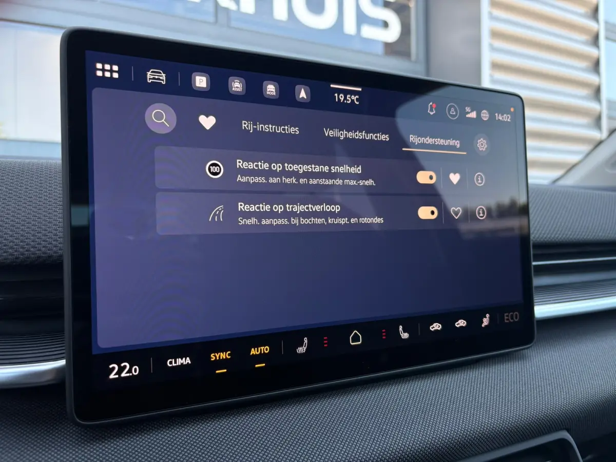 Life First Edition | Airconditioning automatisch, 2-zone (Climatronic) | Automatische afstandsregeling (Adaptive Cruise Control) | Koplampverlichting LED
