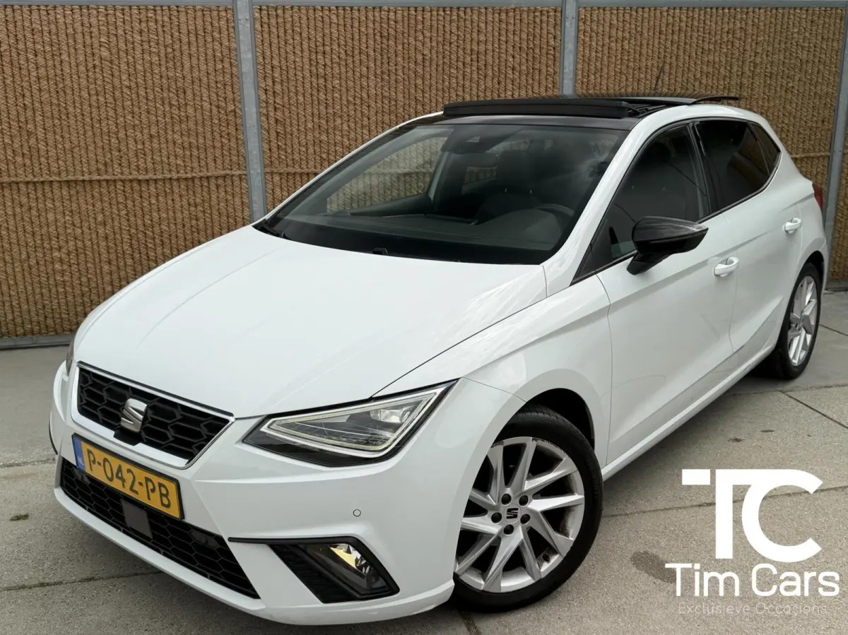 1.0 EcoTSI FR Plus Panoramadak | Stoelverwarming | LED verlichting | Climate control | Cruise control adaptief | Navigatiesysteem | Rijstrooksensor | Achteruitrijcamera