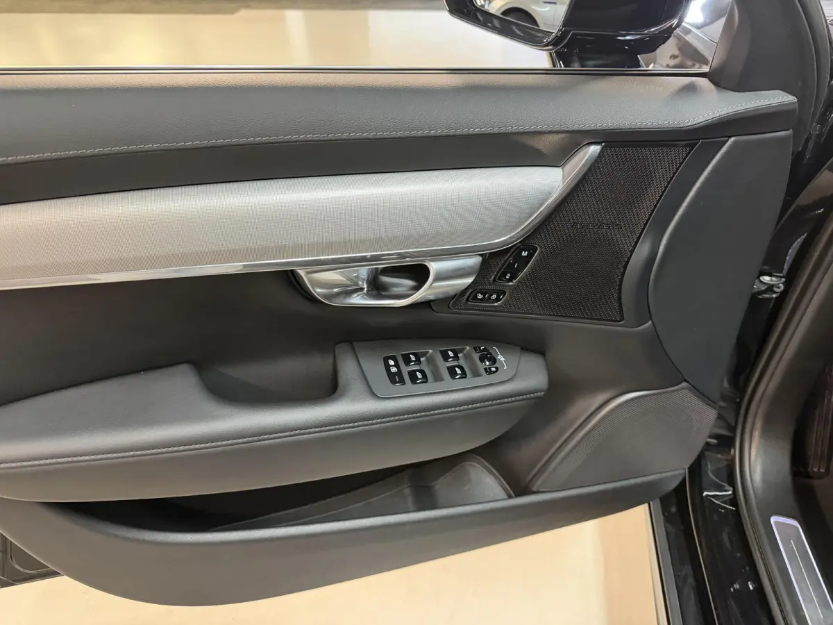 2.0 T6 PHEV AWD Plus Bright 19"/Leder + memory l + r/Stoel + stuurverwarming/Adaptieve cruise/Harman Kardon/Dodehoek/Elektrische klep/Keyless