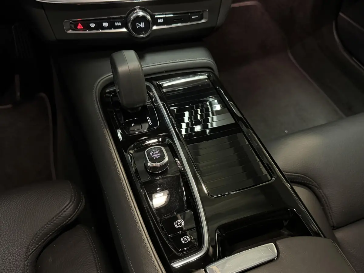 2.0 T6 PHEV AWD Plus Bright 19"/Leder + memory l + r/Stoel + stuurverwarming/Adaptieve cruise/Harman Kardon/Dodehoek/Elektrische klep/Keyless