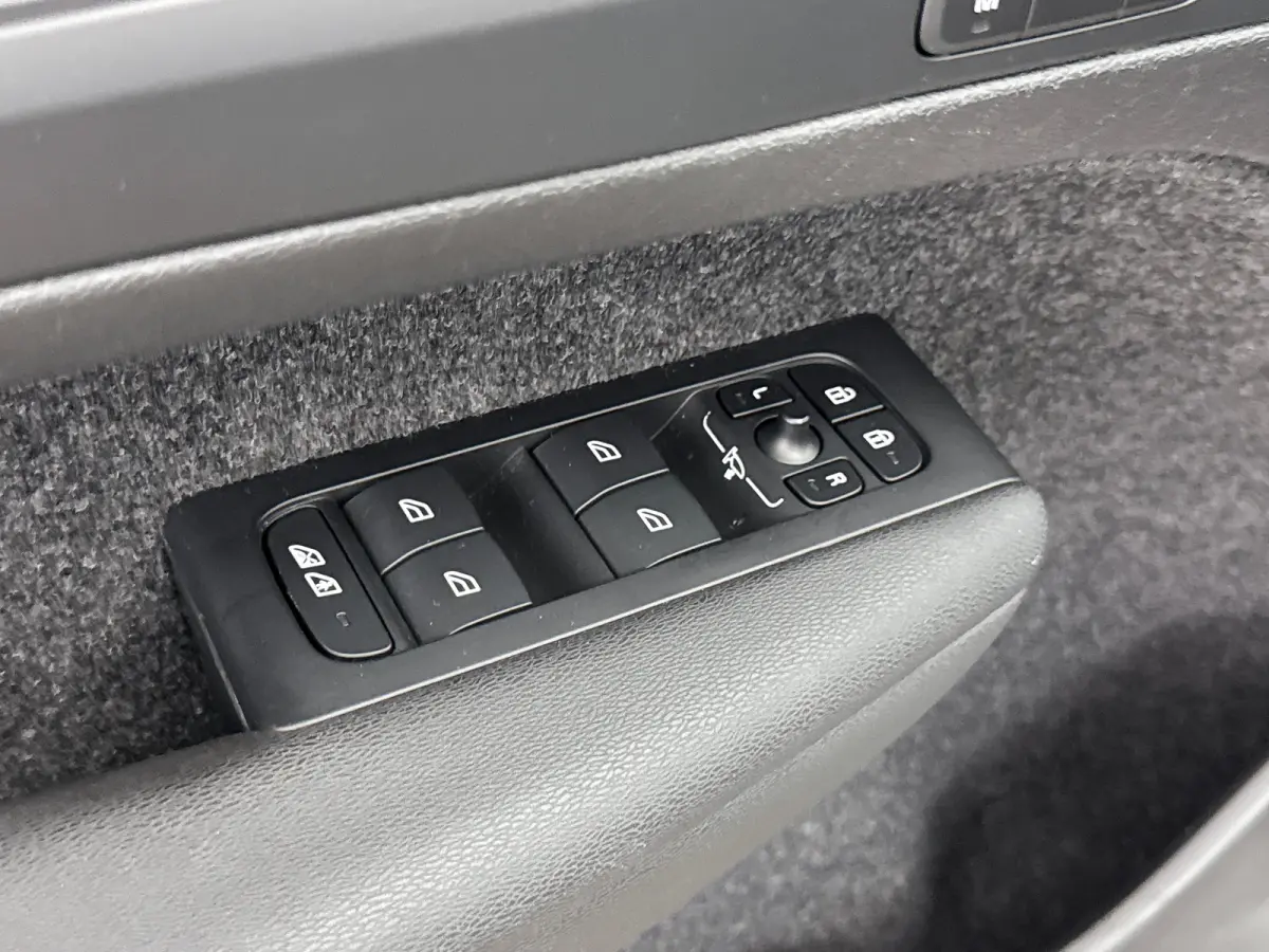 T4 Plug-in hybrid Plus Bright | 19" | Leder / Nubuck | Elektr. verst. Stoelen | Trekhaak | Harman Kardon | Adaptieve cruise | BLIS | Stoel/stuurverwarming