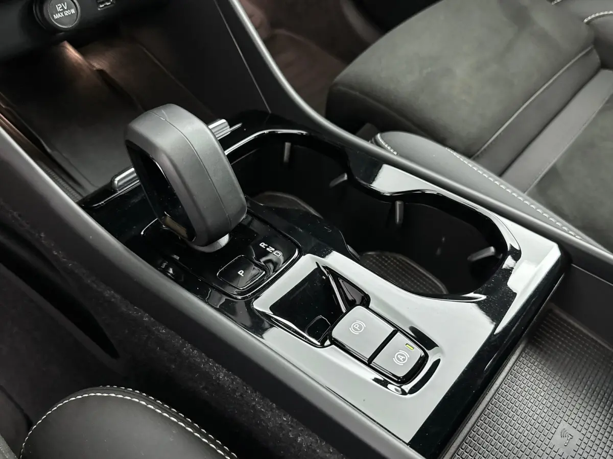 T4 Plug-in hybrid Plus Bright | 19" | Leder / Nubuck | Elektr. verst. Stoelen | Trekhaak | Harman Kardon | Adaptieve cruise | BLIS | Stoel/stuurverwarming