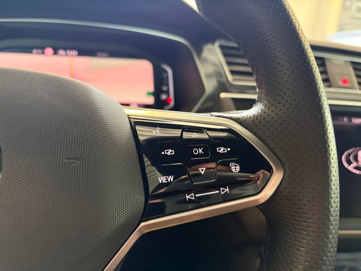 1.5 TSI 2x R-Line Pano ACC IQ.Light V-Cockpit Leder Memory Camera E.klep