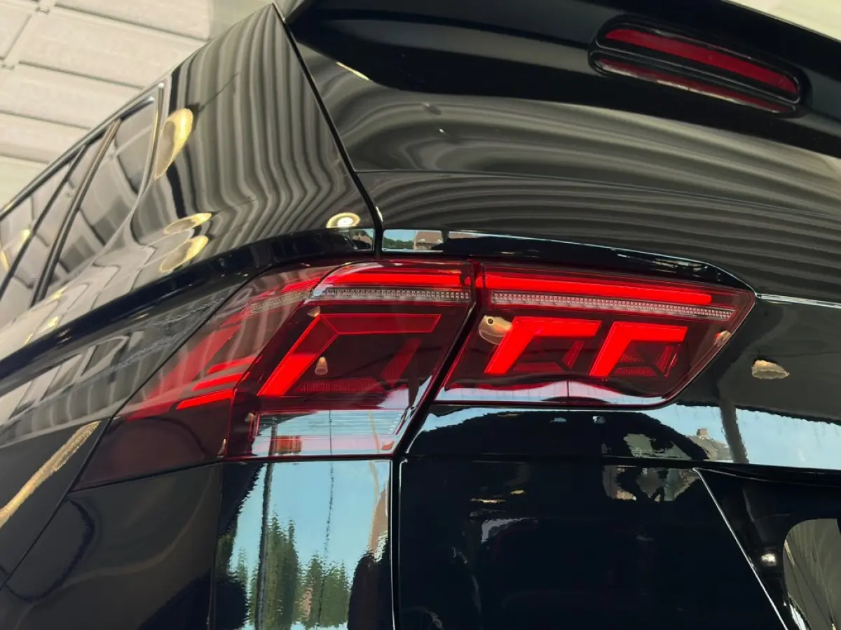 1.5 TSI 2x R-Line Pano ACC IQ.Light V-Cockpit Leder Memory Camera E.klep
