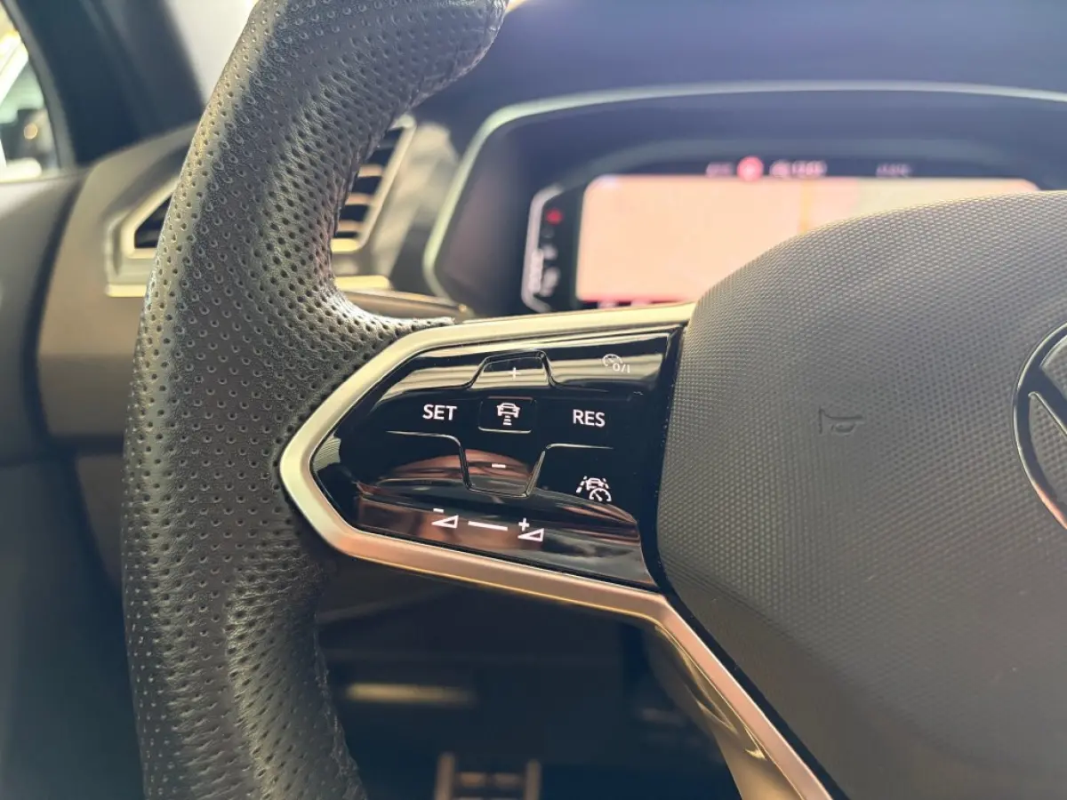 1.5 TSI 2x R-Line Pano ACC IQ.Light V-Cockpit Leder Memory Camera E.klep