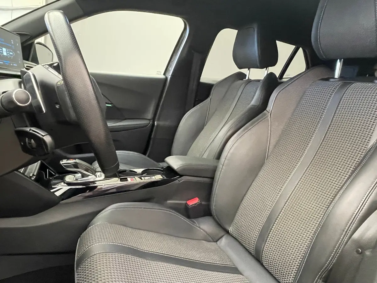 1.2 PureTech GT Nieuw binnen! | Automaat! | Camera | Clima | Cruise | Carplay | Keyless start | 17 LMV | 58.000KM!| Achteruitrijcamera | Airco (automatisch) | Centrale deurvergrendeling met 