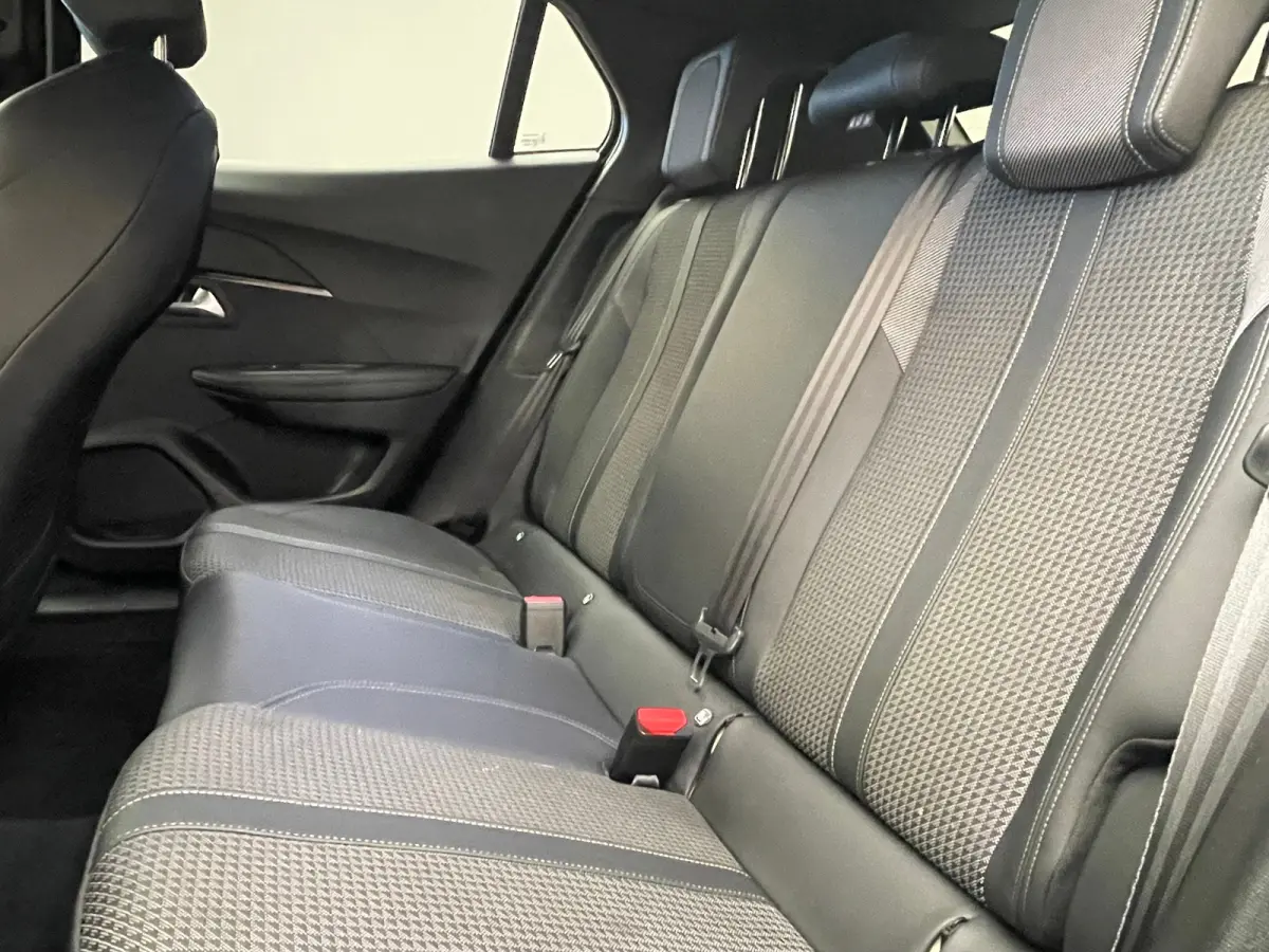 1.2 PureTech GT Nieuw binnen! | Automaat! | Camera | Clima | Cruise | Carplay | Keyless start | 17 LMV | 58.000KM!| Achteruitrijcamera | Airco (automatisch) | Centrale deurvergrendeling met 