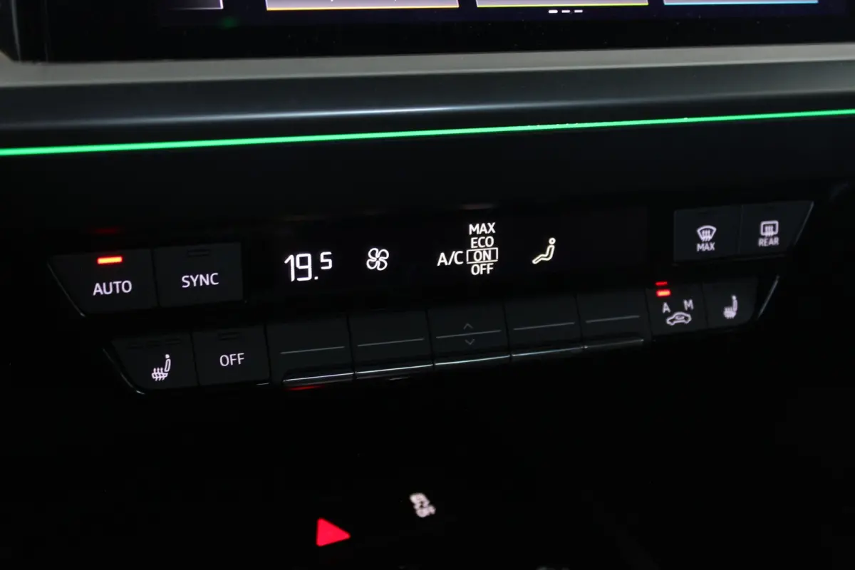 35 Launch edition Advanced 55 kWh Carplay | Stoelverw. | Pricavy glass | LED Matrix | Sportstoelen | 19" LMV | PDC V+A