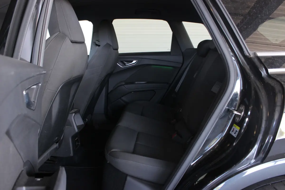 35 Launch edition Advanced 55 kWh Carplay | Stoelverw. | Pricavy glass | LED Matrix | Sportstoelen | 19" LMV | PDC V+A