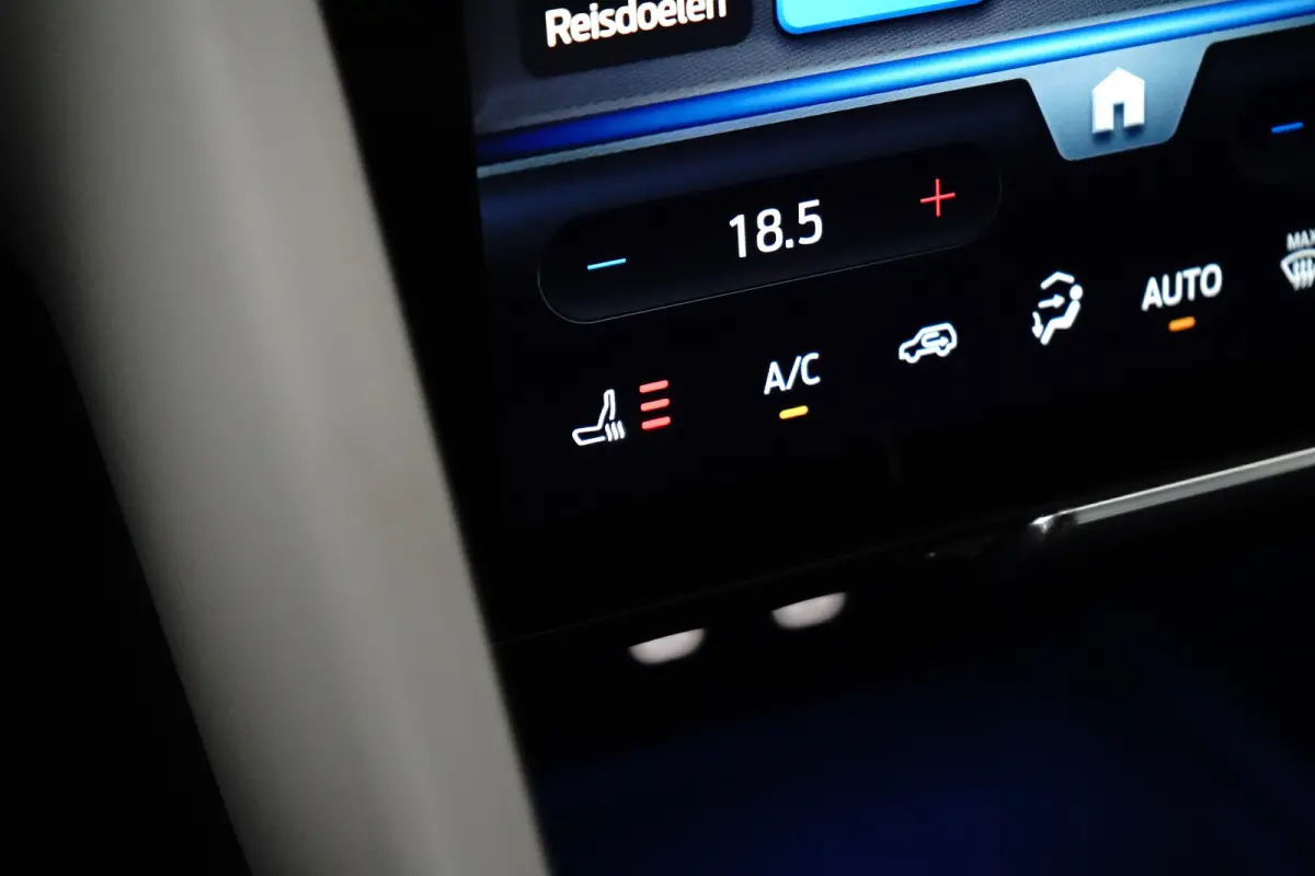 Premium Standard Range RWD 52 kWh | Achteruitrijcamera | Draadloze telefoonlader | LED achterlichten