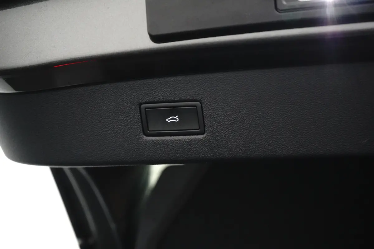 Premium Standard Range RWD 52 kWh | Achteruitrijcamera | Draadloze telefoonlader | LED achterlichten