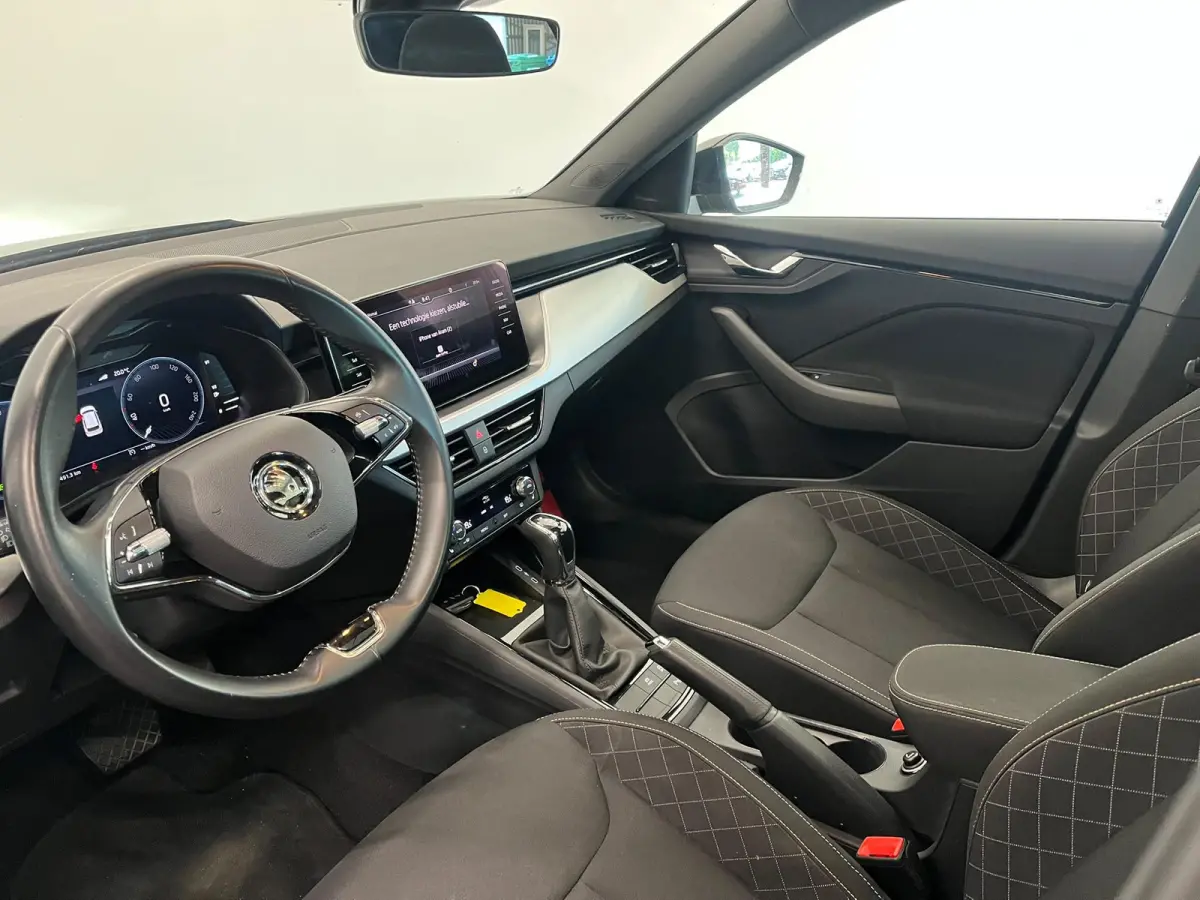 1.0 TSI DSG Clever Panoramadak Trekhaak Navigatie Apple Carplay Android Auto Camera Parkeerhulp Cruise Control Stoelverwarming Climate Control Lichtmetalen velgen