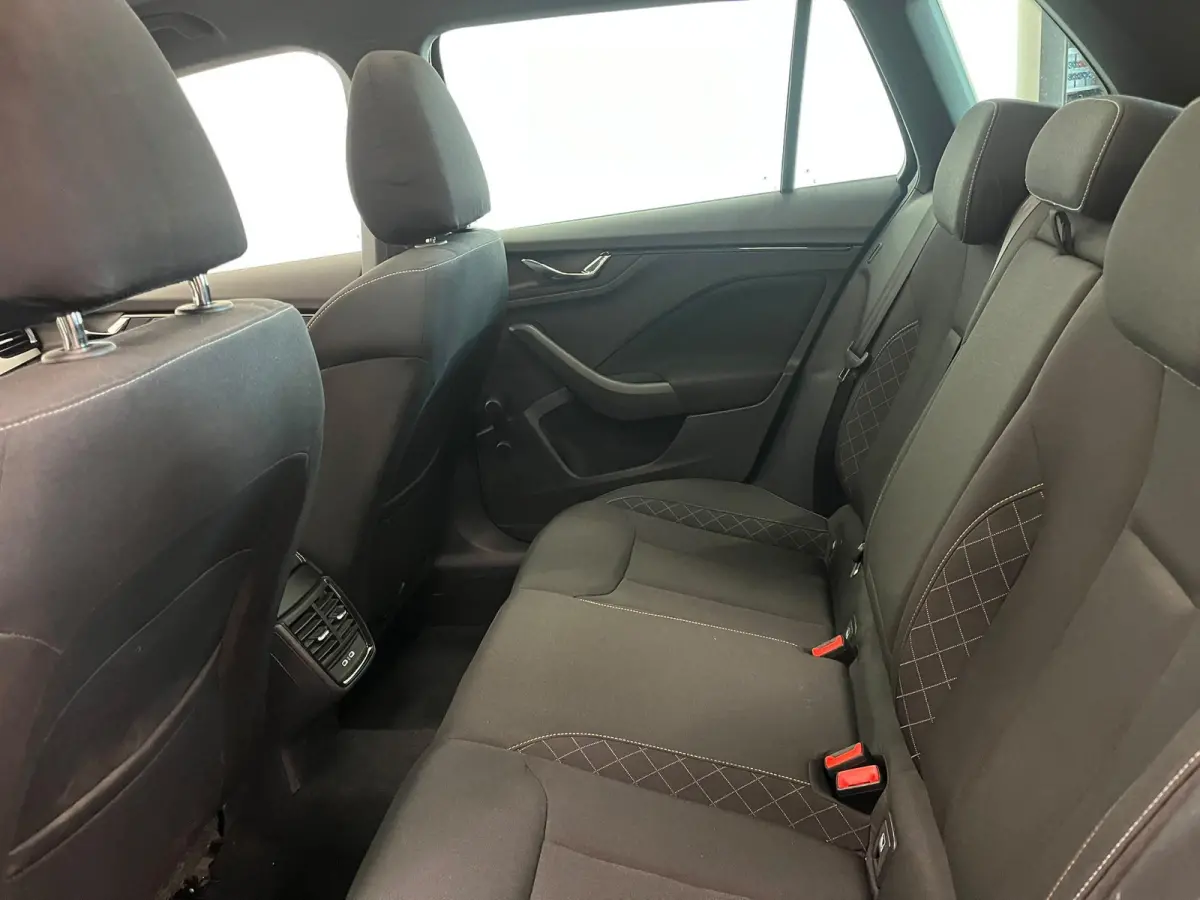1.0 TSI DSG Clever Panoramadak Trekhaak Navigatie Apple Carplay Android Auto Camera Parkeerhulp Cruise Control Stoelverwarming Climate Control Lichtmetalen velgen