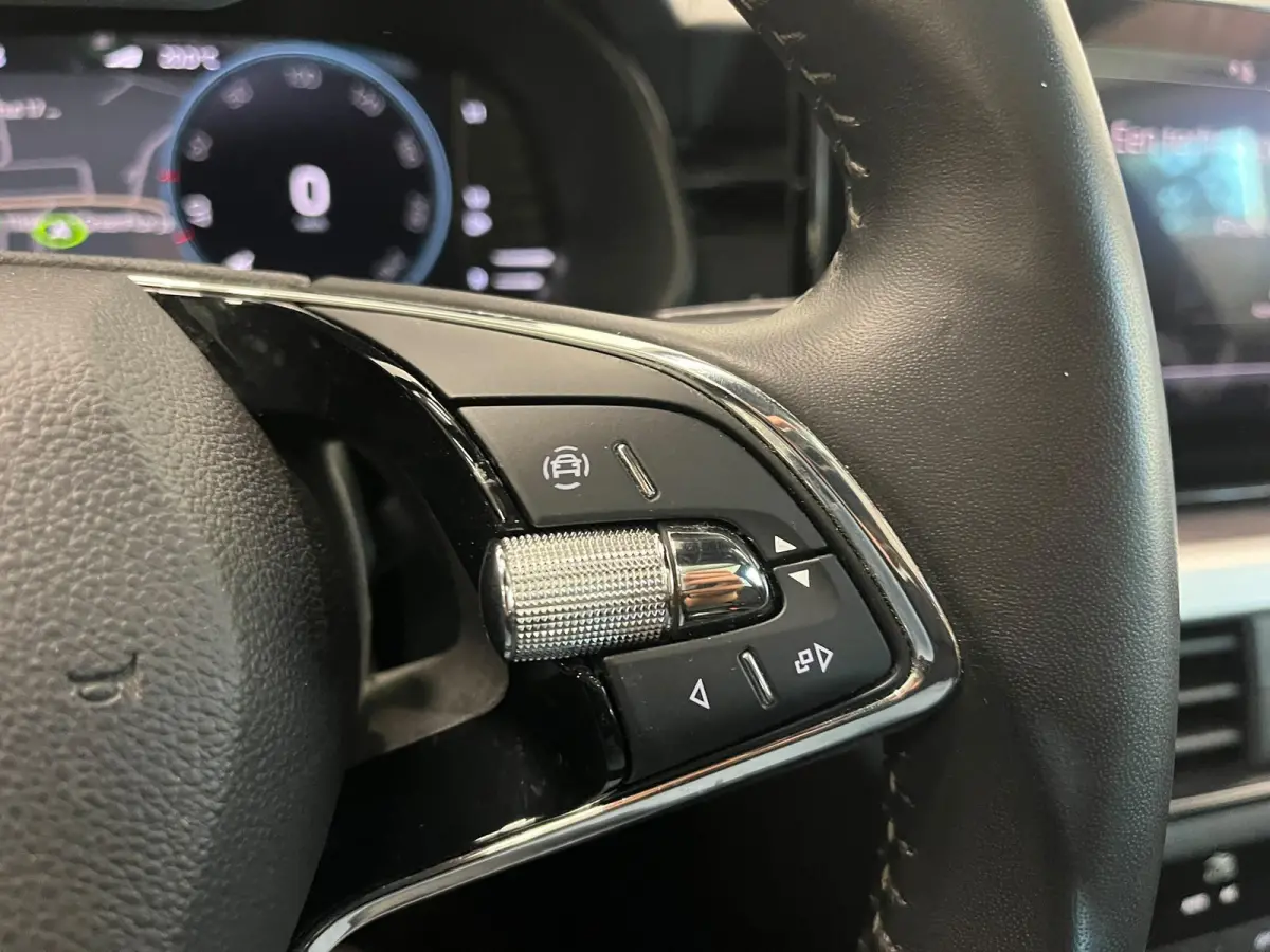 1.0 TSI DSG Clever Panoramadak Trekhaak Navigatie Apple Carplay Android Auto Camera Parkeerhulp Cruise Control Stoelverwarming Climate Control Lichtmetalen velgen