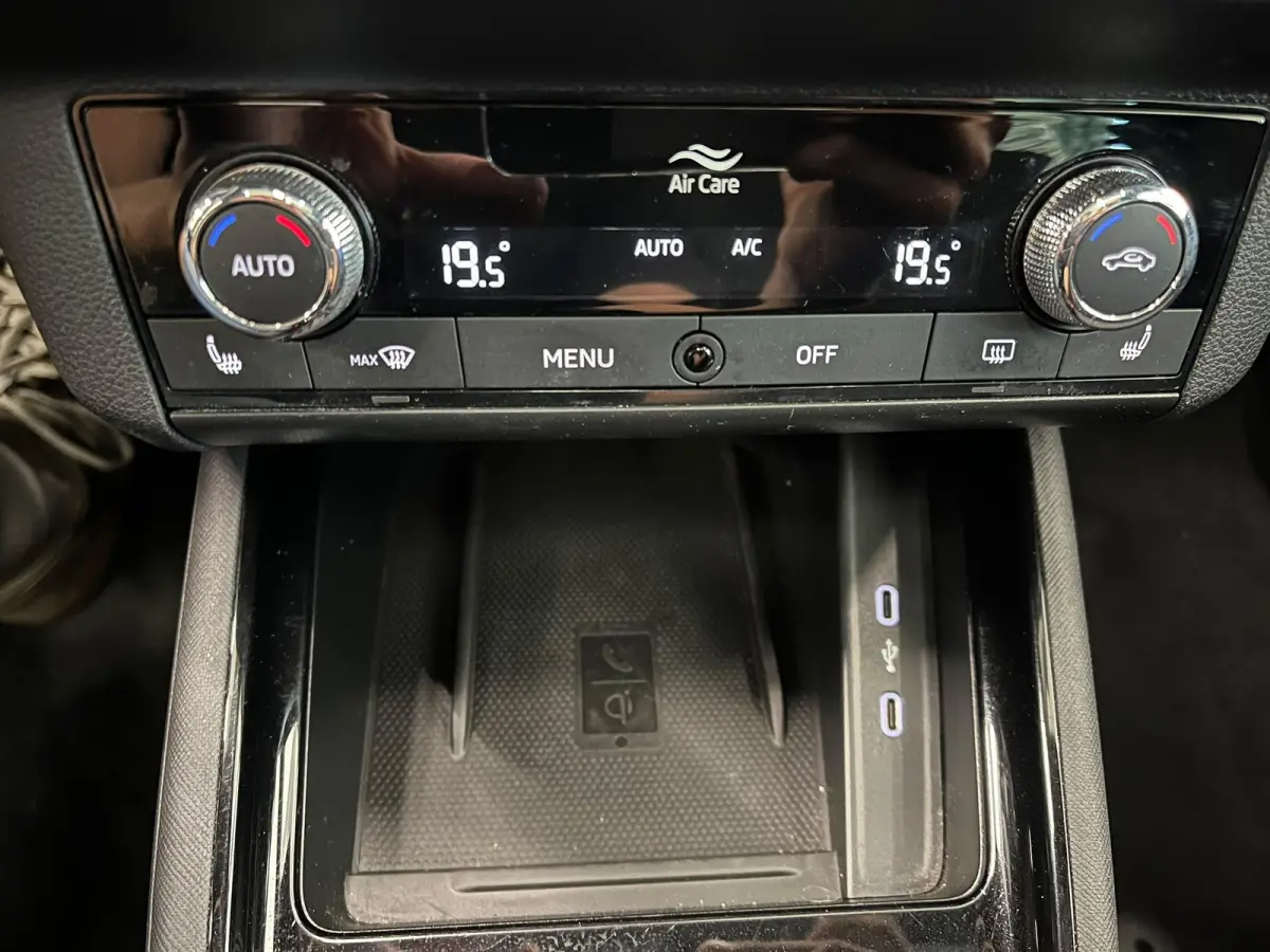 1.0 TSI DSG Clever Panoramadak Trekhaak Navigatie Apple Carplay Android Auto Camera Parkeerhulp Cruise Control Stoelverwarming Climate Control Lichtmetalen velgen