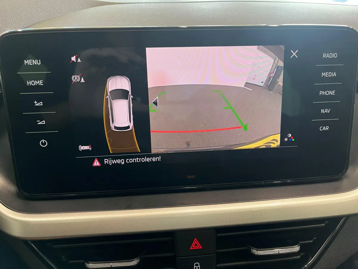 1.0 TSI DSG Clever Panoramadak Trekhaak Navigatie Apple Carplay Android Auto Camera Parkeerhulp Cruise Control Stoelverwarming Climate Control Lichtmetalen velgen