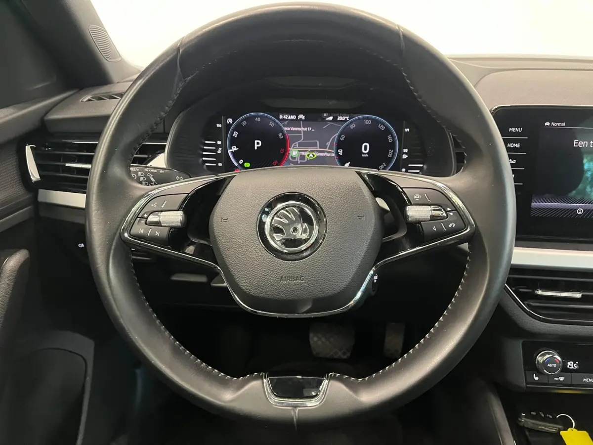 1.0 TSI DSG Clever Panoramadak Trekhaak Navigatie Apple Carplay Android Auto Camera Parkeerhulp Cruise Control Stoelverwarming Climate Control Lichtmetalen velgen