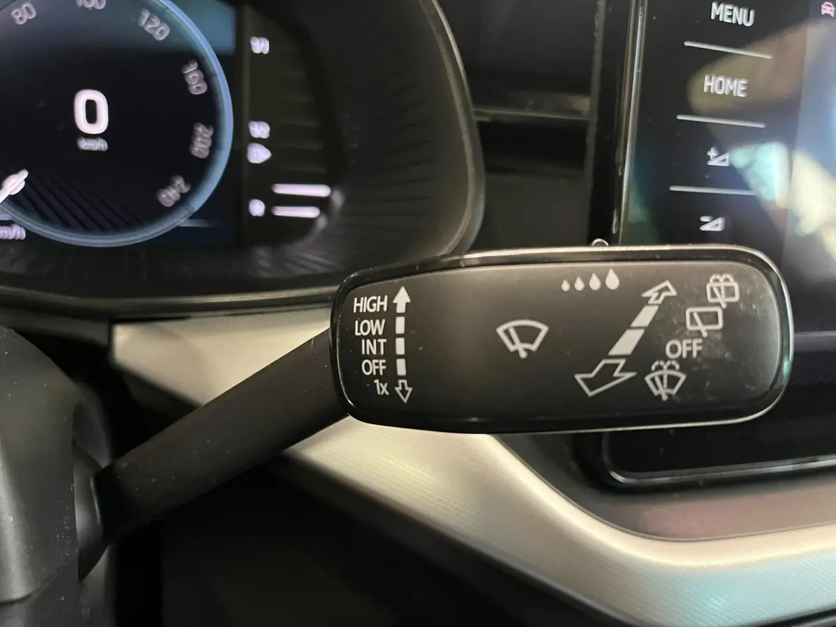 1.0 TSI DSG Clever Panoramadak Trekhaak Navigatie Apple Carplay Android Auto Camera Parkeerhulp Cruise Control Stoelverwarming Climate Control Lichtmetalen velgen