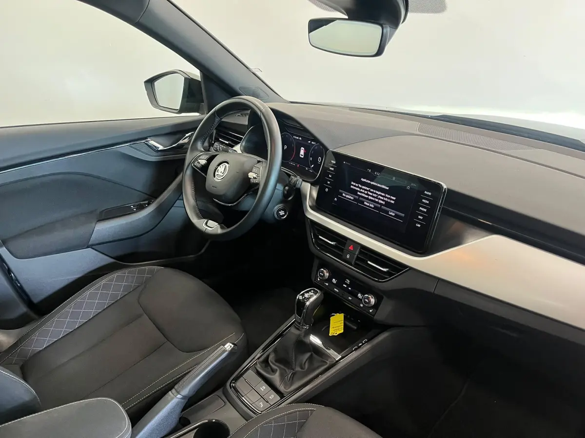 1.0 TSI DSG Clever Panoramadak Trekhaak Navigatie Apple Carplay Android Auto Camera Parkeerhulp Cruise Control Stoelverwarming Climate Control Lichtmetalen velgen