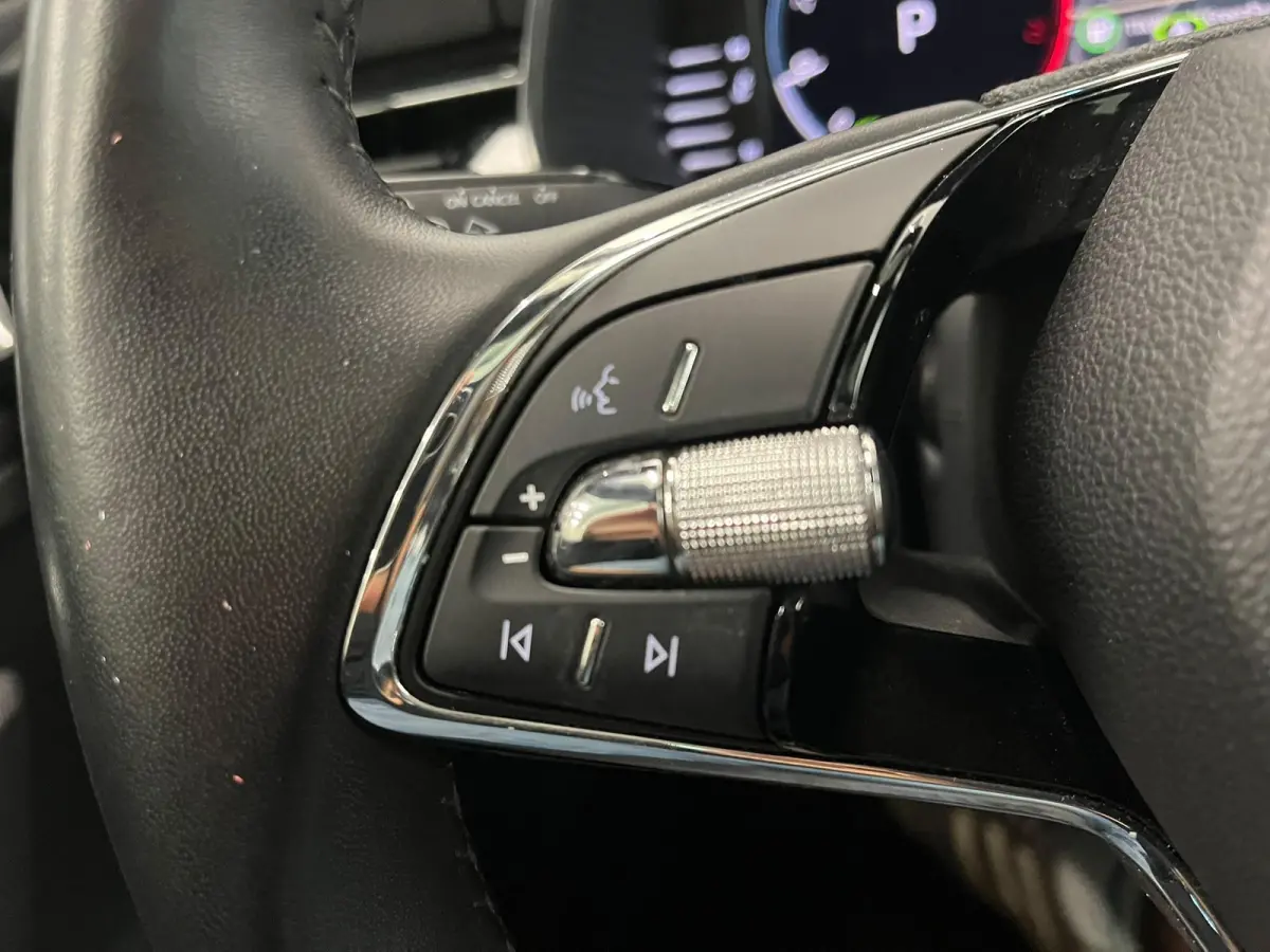 1.0 TSI DSG Clever Panoramadak Trekhaak Navigatie Apple Carplay Android Auto Camera Parkeerhulp Cruise Control Stoelverwarming Climate Control Lichtmetalen velgen