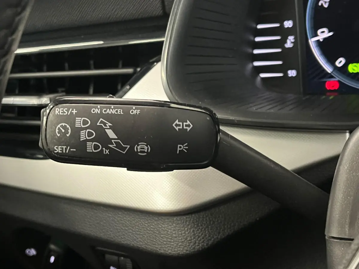 1.0 TSI DSG Clever Panoramadak Trekhaak Navigatie Apple Carplay Android Auto Camera Parkeerhulp Cruise Control Stoelverwarming Climate Control Lichtmetalen velgen