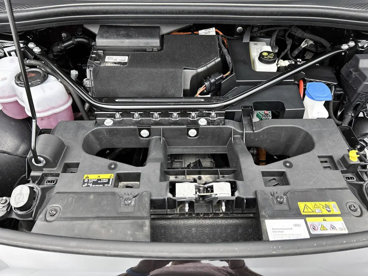 Pro 77 kWh 204 PK | SoH 96% | Parkeersensoren | Navi by Shop | Airco |