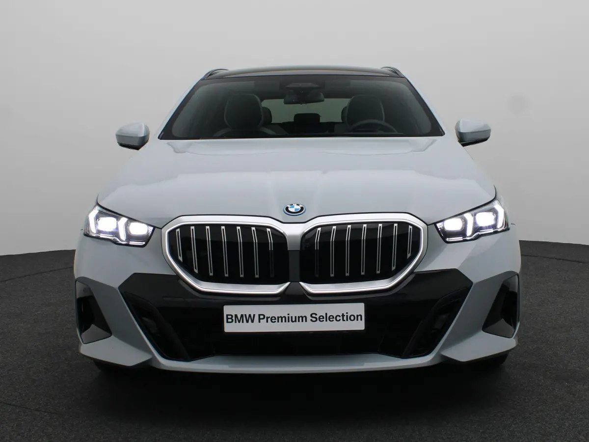 550e xDrive M Sportpakket | Innovation Pack | Travel Pack | Comfort Pack | Trekhaak | Panoramadak | Comfortstoelen + Stoelventilatie | Driving Assistant Professional | Bowers & Wilkins | 19'