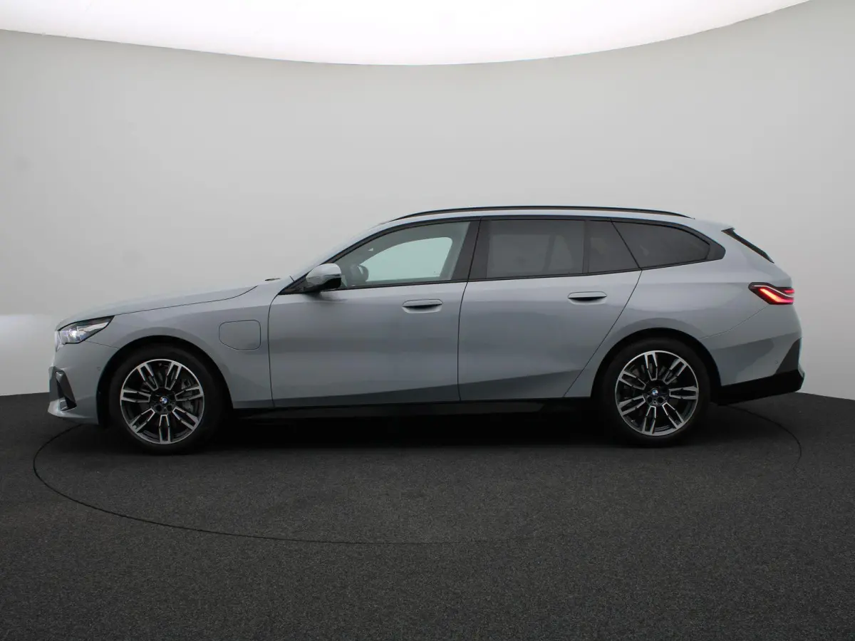 550e xDrive M Sportpakket | Innovation Pack | Travel Pack | Comfort Pack | Trekhaak | Panoramadak | Comfortstoelen + Stoelventilatie | Driving Assistant Professional | Bowers & Wilkins | 19'