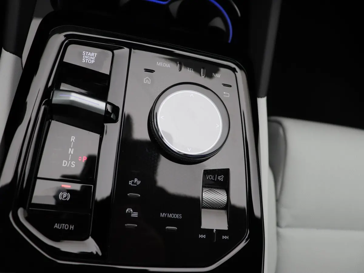550e xDrive M Sportpakket | Innovation Pack | Travel Pack | Comfort Pack | Trekhaak | Panoramadak | Comfortstoelen + Stoelventilatie | Driving Assistant Professional | Bowers & Wilkins | 19'