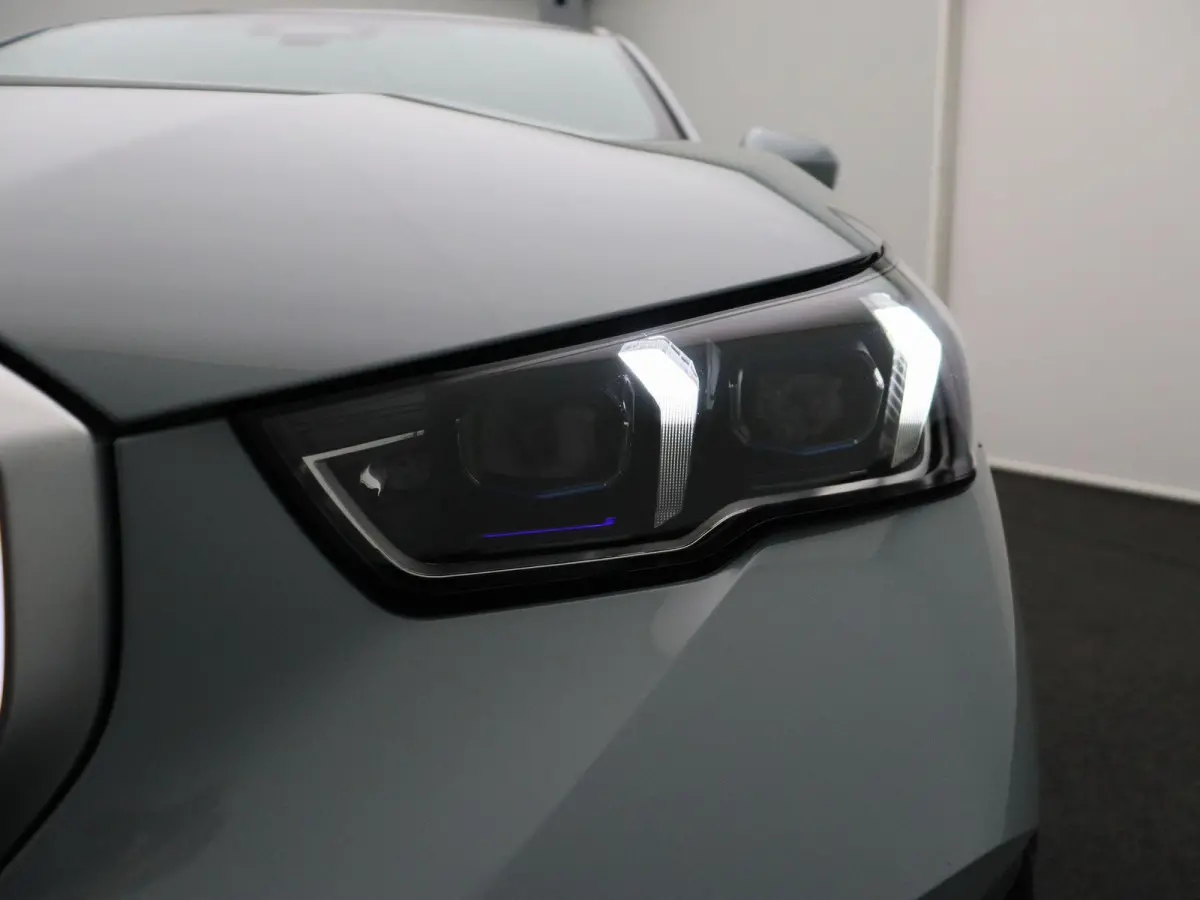 550e xDrive M Sportpakket | Innovation Pack | Travel Pack | Comfort Pack | Trekhaak | Panoramadak | Comfortstoelen + Stoelventilatie | Driving Assistant Professional | Bowers & Wilkins | 19'