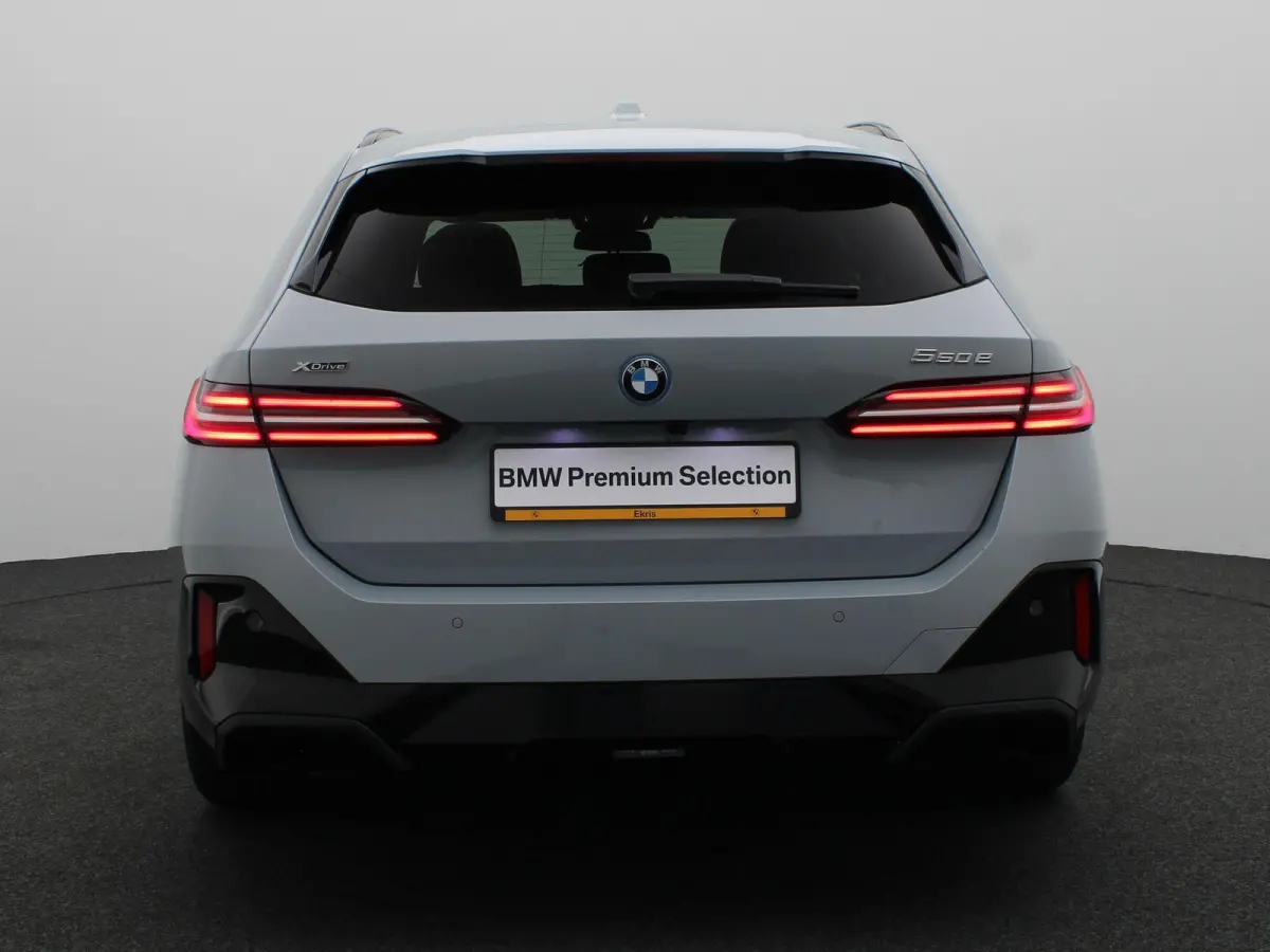 550e xDrive M Sportpakket | Innovation Pack | Travel Pack | Comfort Pack | Trekhaak | Panoramadak | Comfortstoelen + Stoelventilatie | Driving Assistant Professional | Bowers & Wilkins | 19'