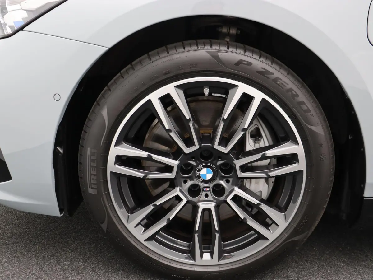 550e xDrive M Sportpakket | Innovation Pack | Travel Pack | Comfort Pack | Trekhaak | Panoramadak | Comfortstoelen + Stoelventilatie | Driving Assistant Professional | Bowers & Wilkins | 19'