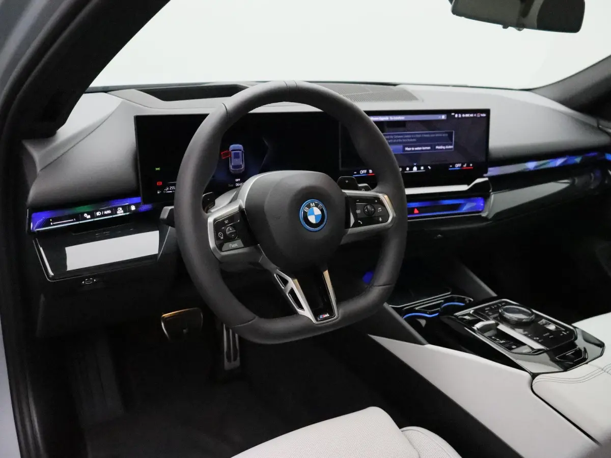 550e xDrive M Sportpakket | Innovation Pack | Travel Pack | Comfort Pack | Trekhaak | Panoramadak | Comfortstoelen + Stoelventilatie | Driving Assistant Professional | Bowers & Wilkins | 19'