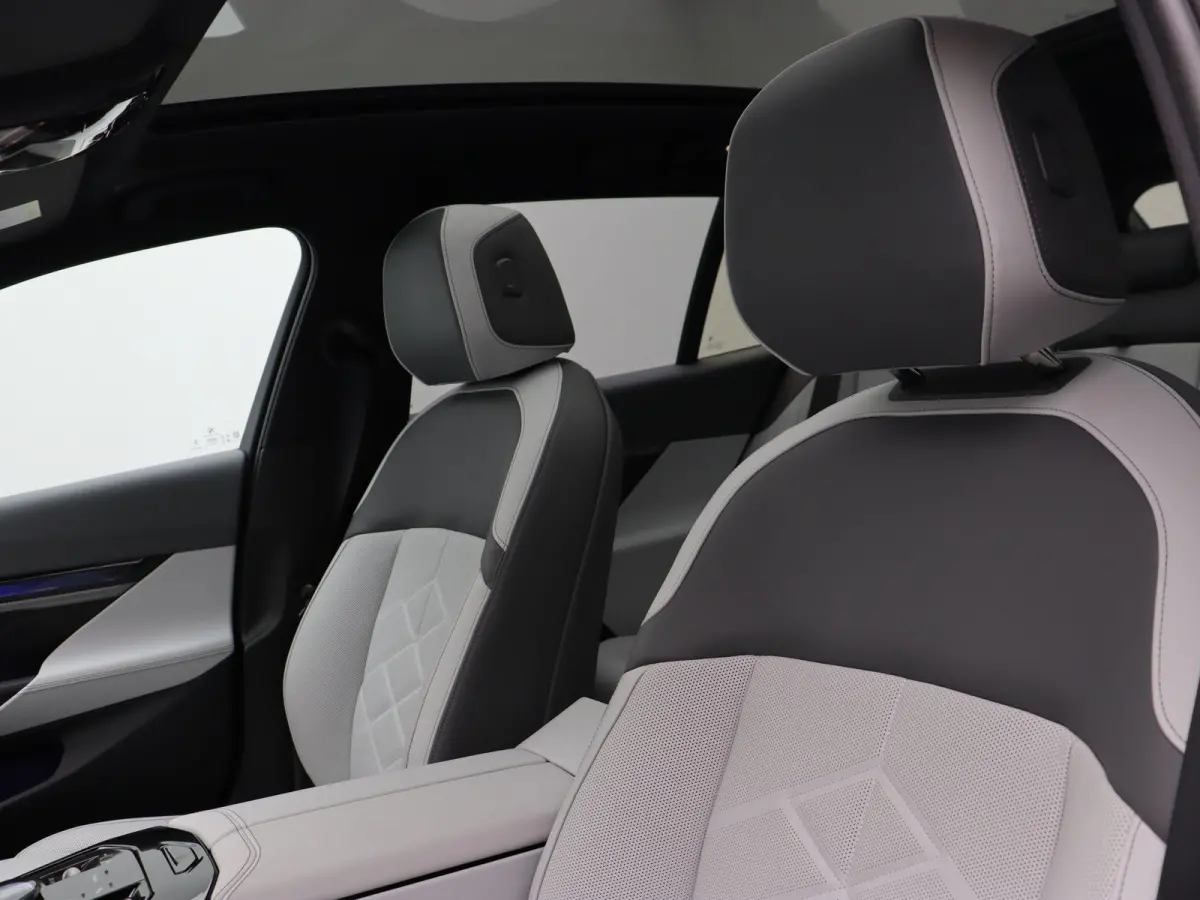 550e xDrive M Sportpakket | Innovation Pack | Travel Pack | Comfort Pack | Trekhaak | Panoramadak | Comfortstoelen + Stoelventilatie | Driving Assistant Professional | Bowers & Wilkins | 19'