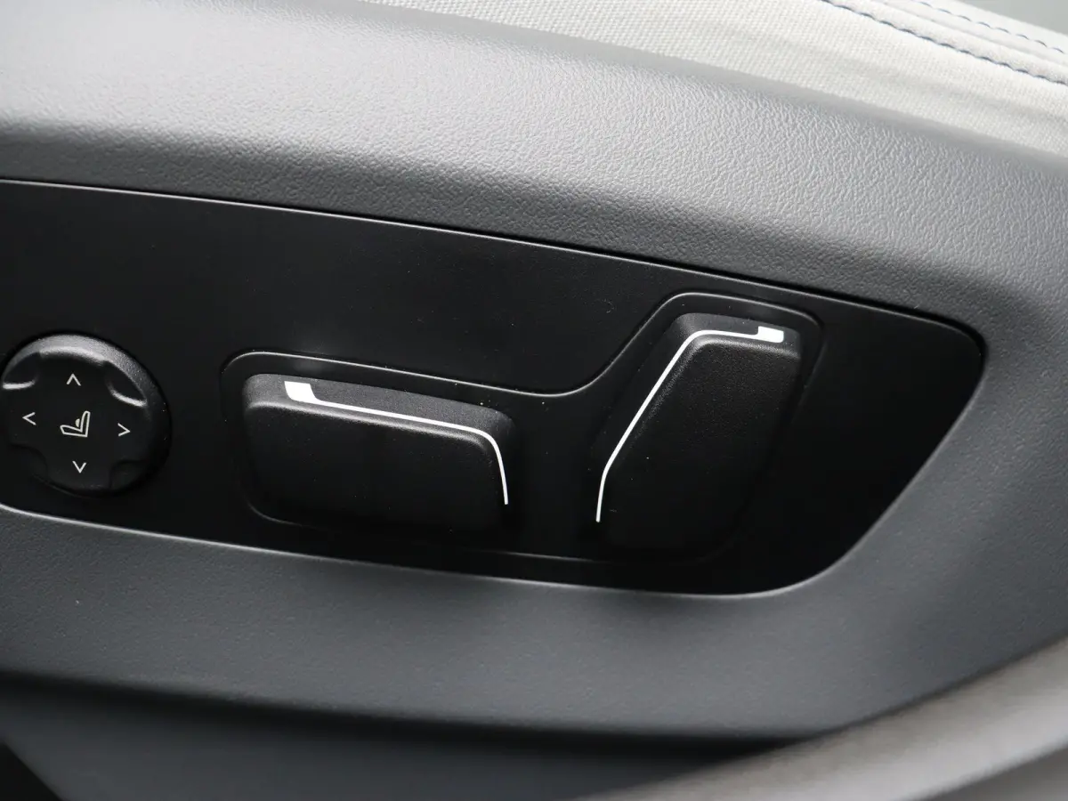 550e xDrive M Sportpakket | Innovation Pack | Travel Pack | Comfort Pack | Trekhaak | Panoramadak | Comfortstoelen + Stoelventilatie | Driving Assistant Professional | Bowers & Wilkins | 19'