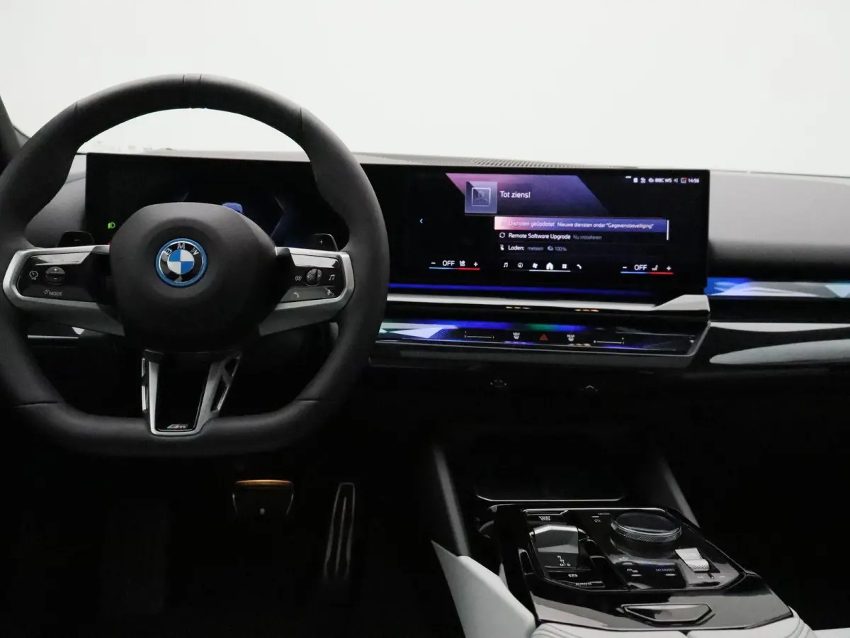 550e xDrive M Sportpakket | Innovation Pack | Travel Pack | Comfort Pack | Trekhaak | Panoramadak | Comfortstoelen + Stoelventilatie | Driving Assistant Professional | Bowers & Wilkins | 19'