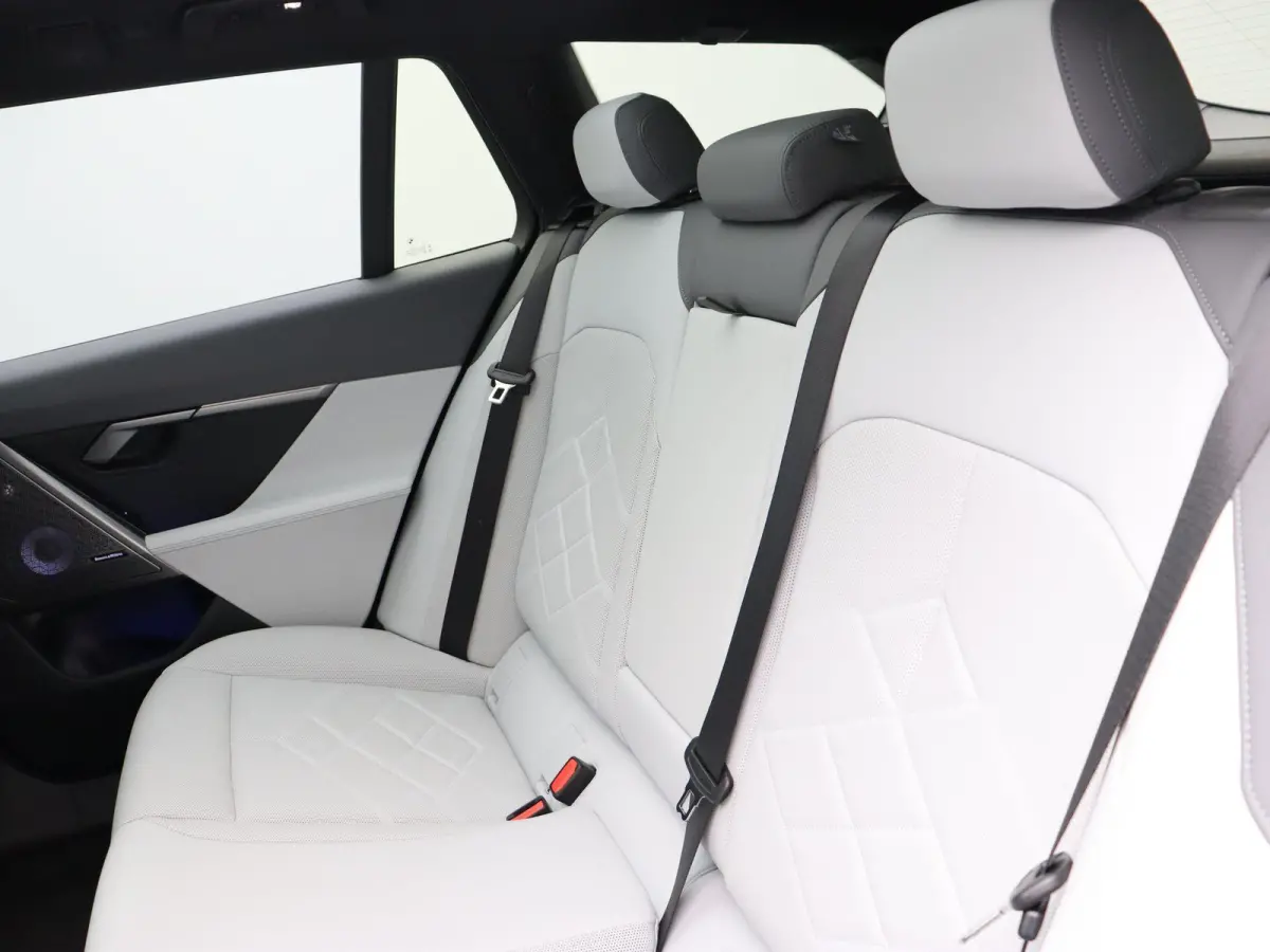 550e xDrive M Sportpakket | Innovation Pack | Travel Pack | Comfort Pack | Trekhaak | Panoramadak | Comfortstoelen + Stoelventilatie | Driving Assistant Professional | Bowers & Wilkins | 19'